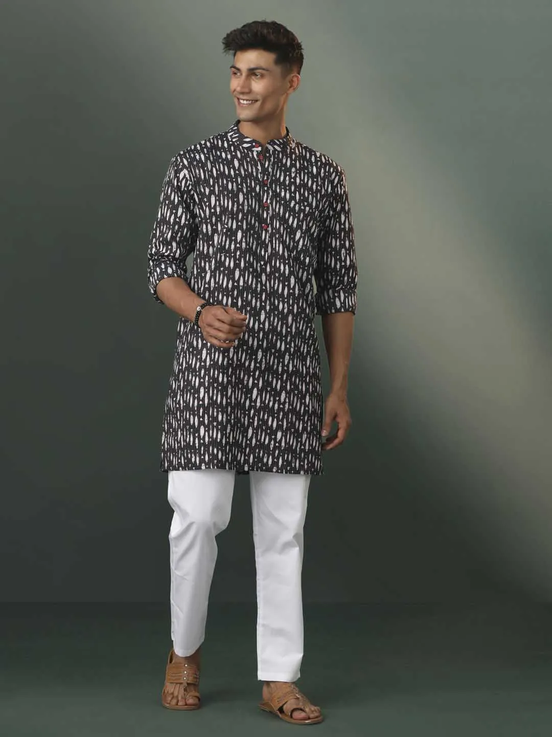 VASTRAMAY Black Thread Work Cotton Kurta Pyjama